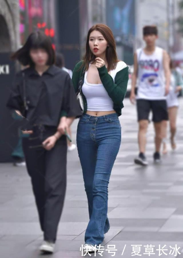 美女|路人街拍:小姐姐穿着一件无袖的t恤,非常的抢眼