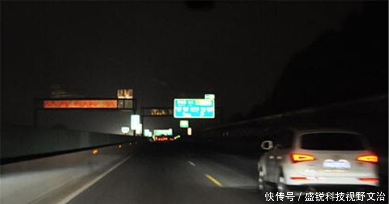 夜晚跑高速应该开近光灯还是远光灯交警情况不用，灯光不同！