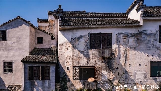 黄山牌坊最多的古村,老房子不多,一户民居建在北纬30°之上
