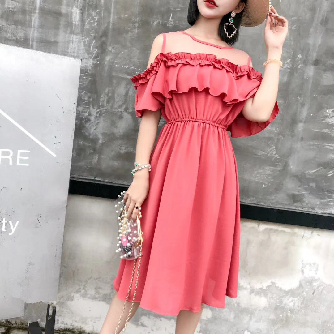 小姐姐又出来撩人了，性感一字领连衣裙，露出小香肩超迷人