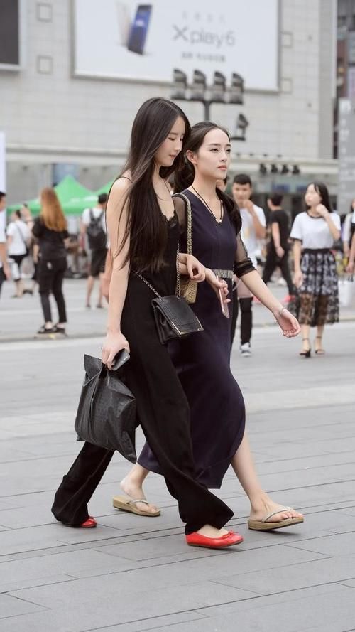 街拍：小姐姐个个紧身衣，“底子”如何一眼尽览?