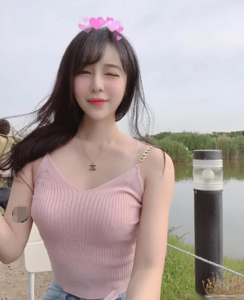 街拍：穿着清爽清纯的小姐姐，娇俏甜美尽显女人味！