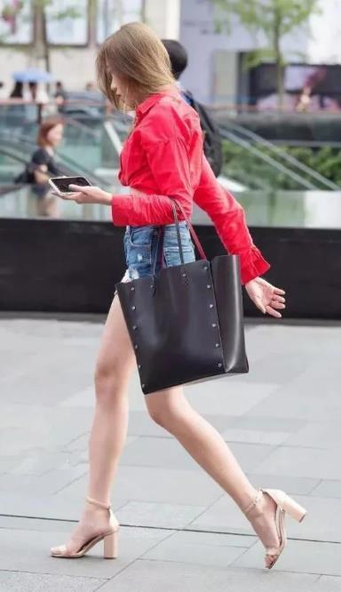 # 再搭配一#图7小姐姐, 你脚上的纹身我想仔细看一下, 你跟我回家吧,街拍