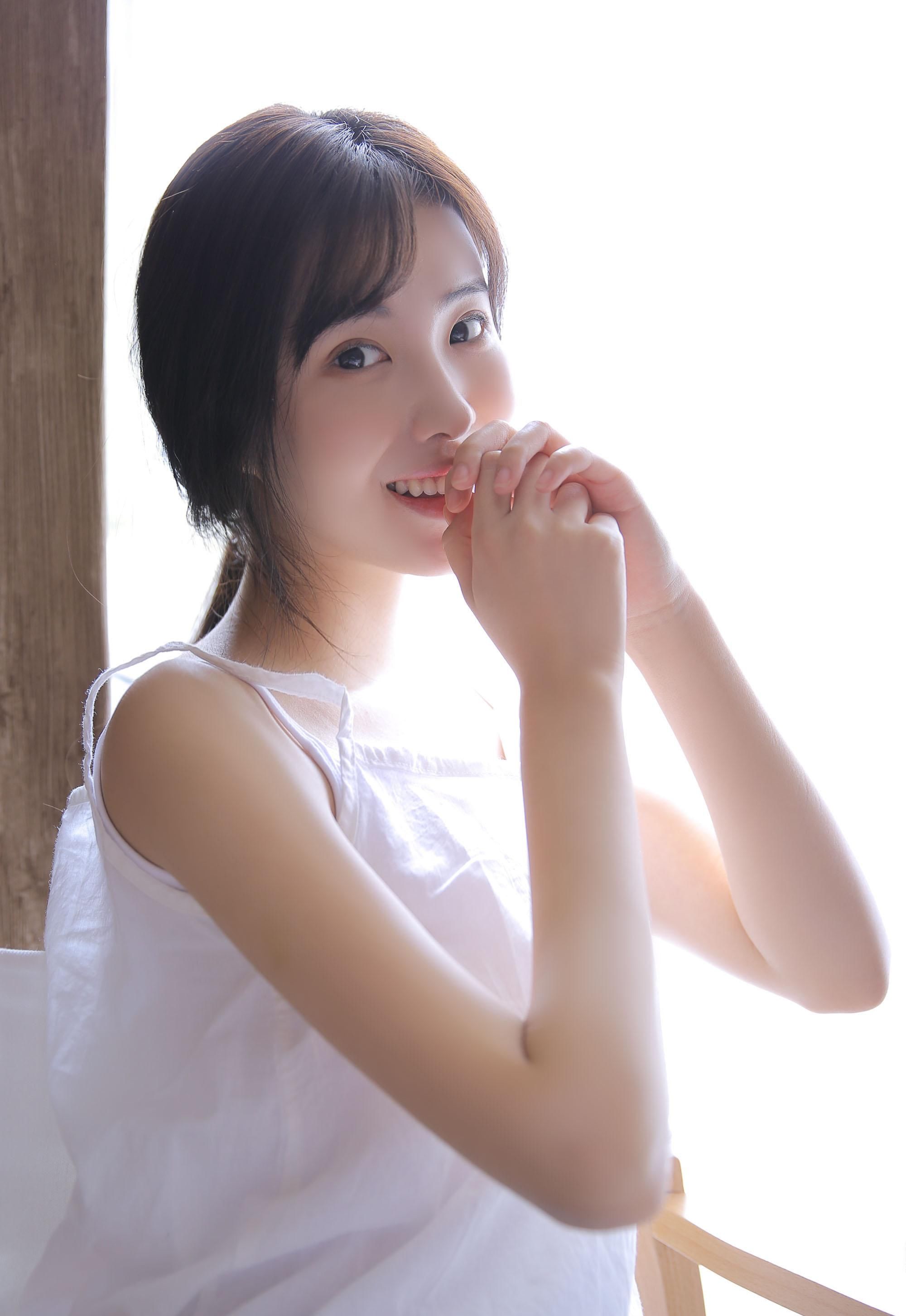 纯爱少女性感背心衬衣诱惑养眼图片