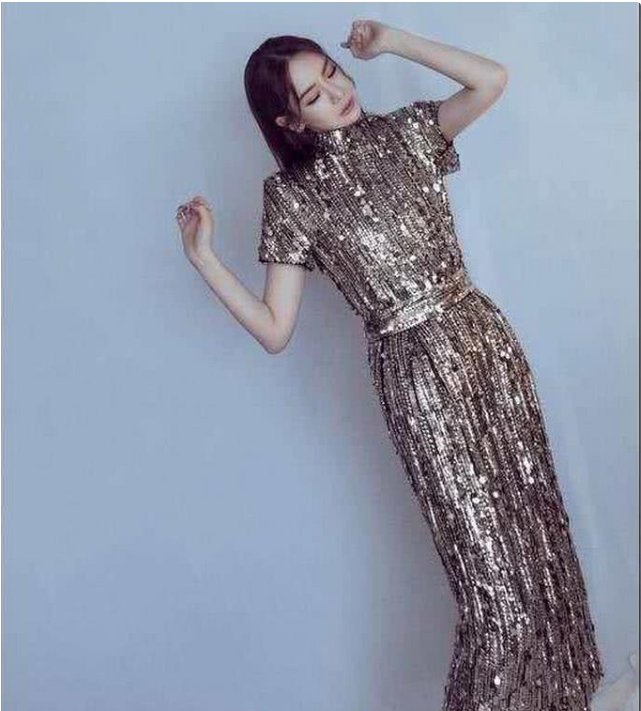 本以为戚薇的连体靴够奇葩的了，但看到于文文的连体裤，我沉默了