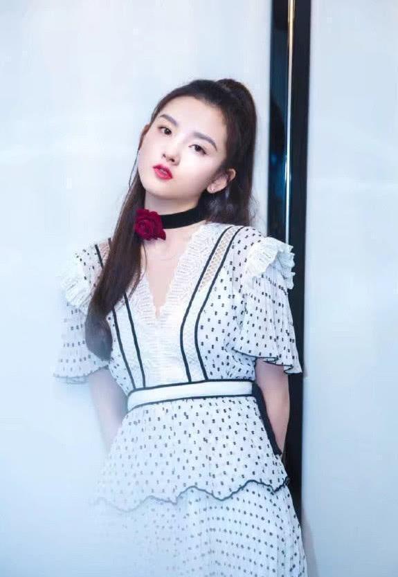 20岁宋祖儿一身白色波点连衣裙秒变清新女神范, 美出新高度