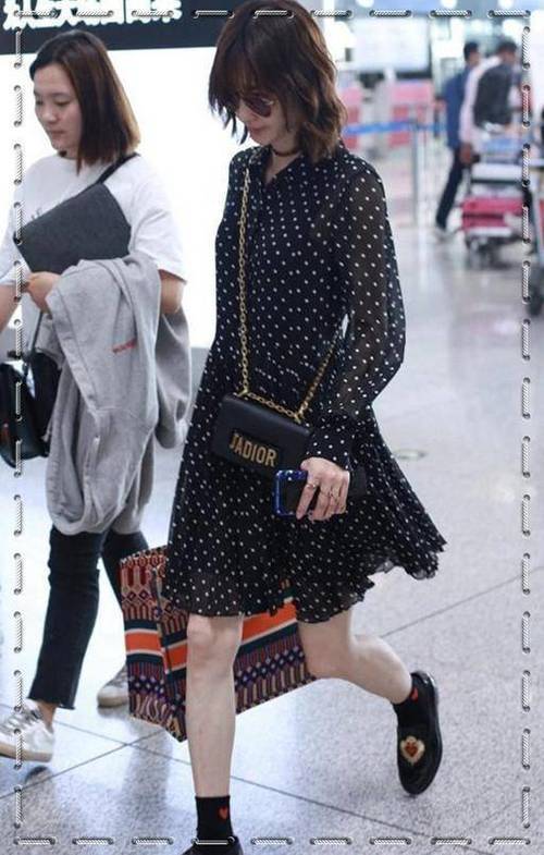 当王丽坤和张馨予同穿波点裙，网友：才知道邋遢和精致差距有多大