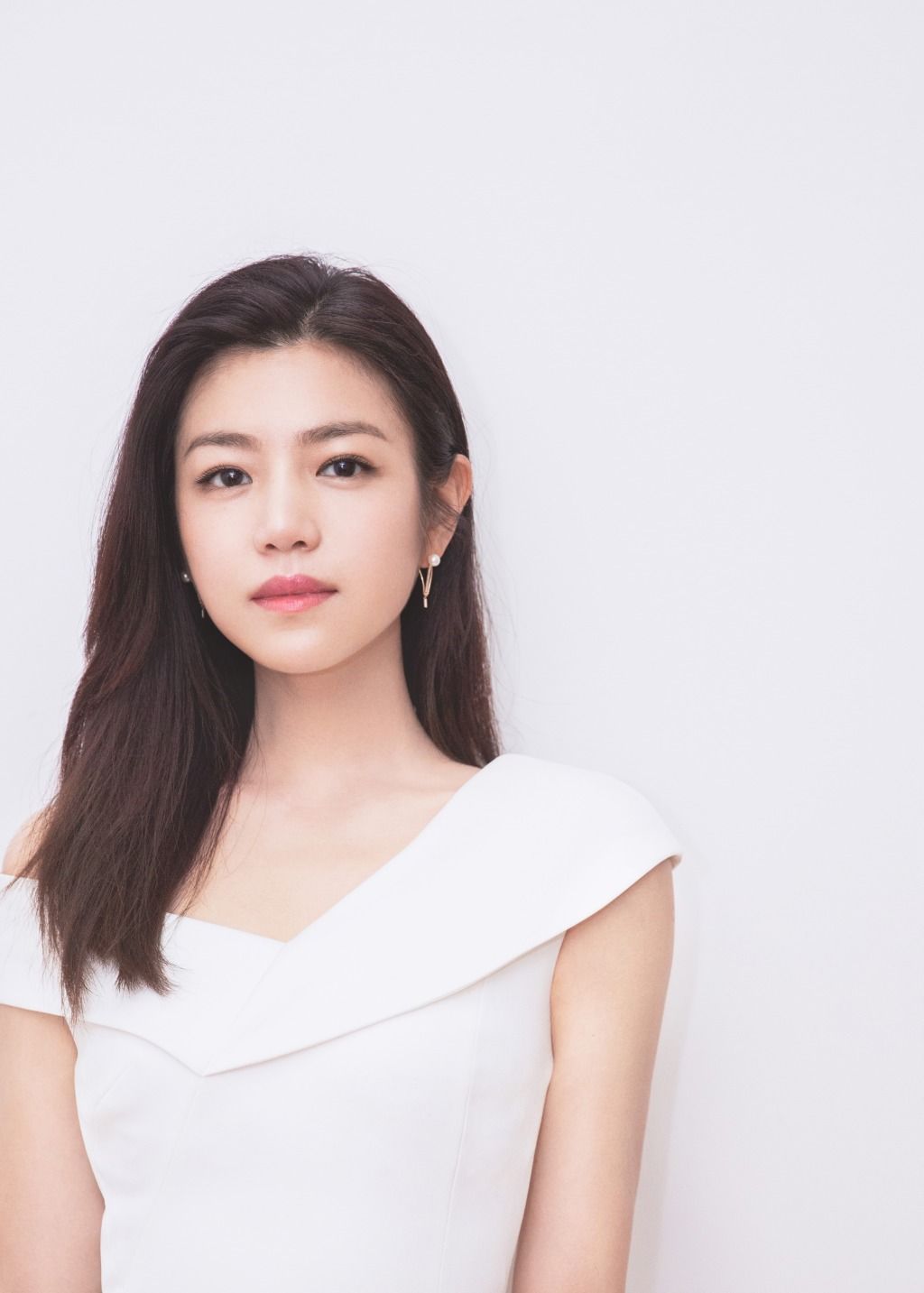 陈妍希白色短裙气质写真，粉丝尖头高跟鞋秀出辣妈的白皙美腿