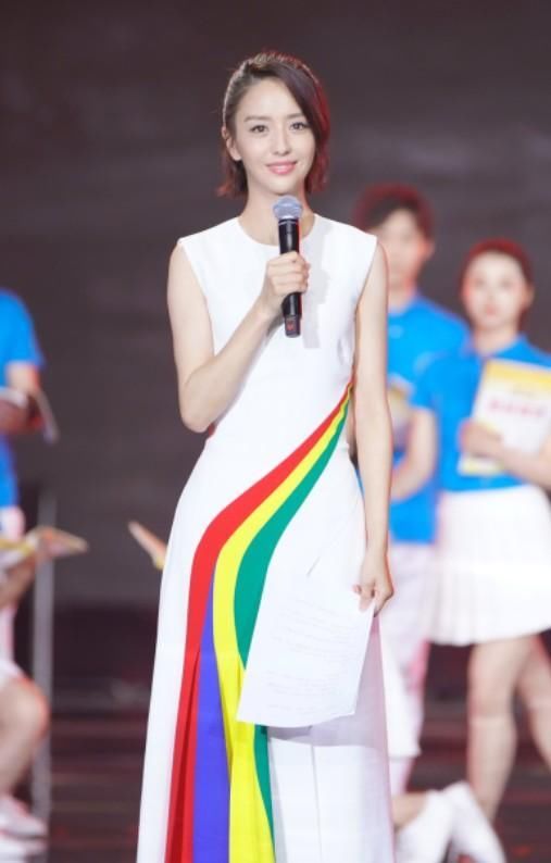 佟丽娅把包包拿来敲东西了?角都凹进去这么多了，意外很时尚