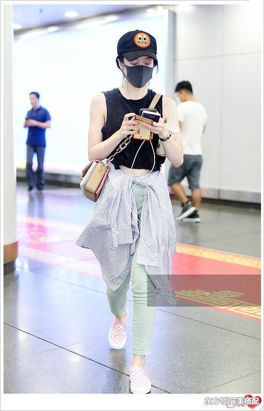 看了张雪迎的小背心,再看看林志玲,才知道少女和熟女差距有多大