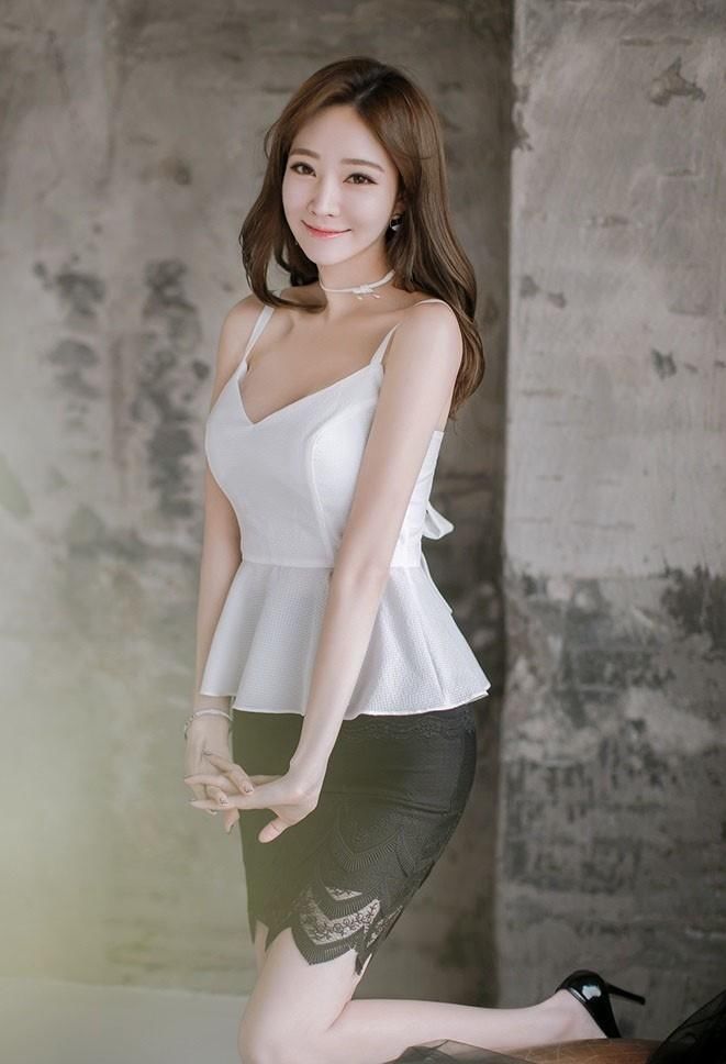 气质美女模特穿蕾丝包臀短裙拍写真，红唇大眼美腿高跟很是迷人！