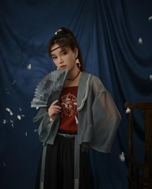  【女生】黄黑皮女生多穿“显白色”，不仅减龄，还能衬托温柔气质