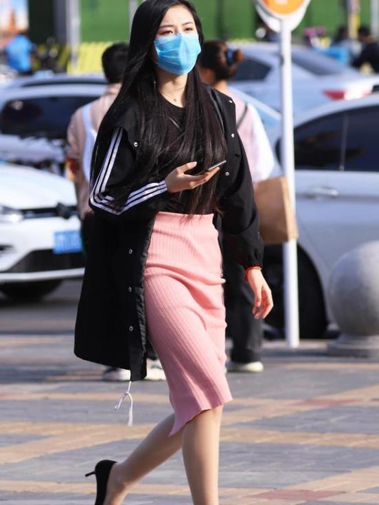 『美女』街拍：丹唇外朗的美女，一条黑色的针织连衣裙，时尚优雅大方气质