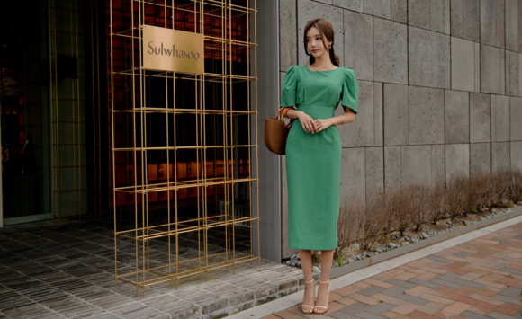 头条女神孙允珠，青松柏木夏日绿茵灯笼袖礼裙