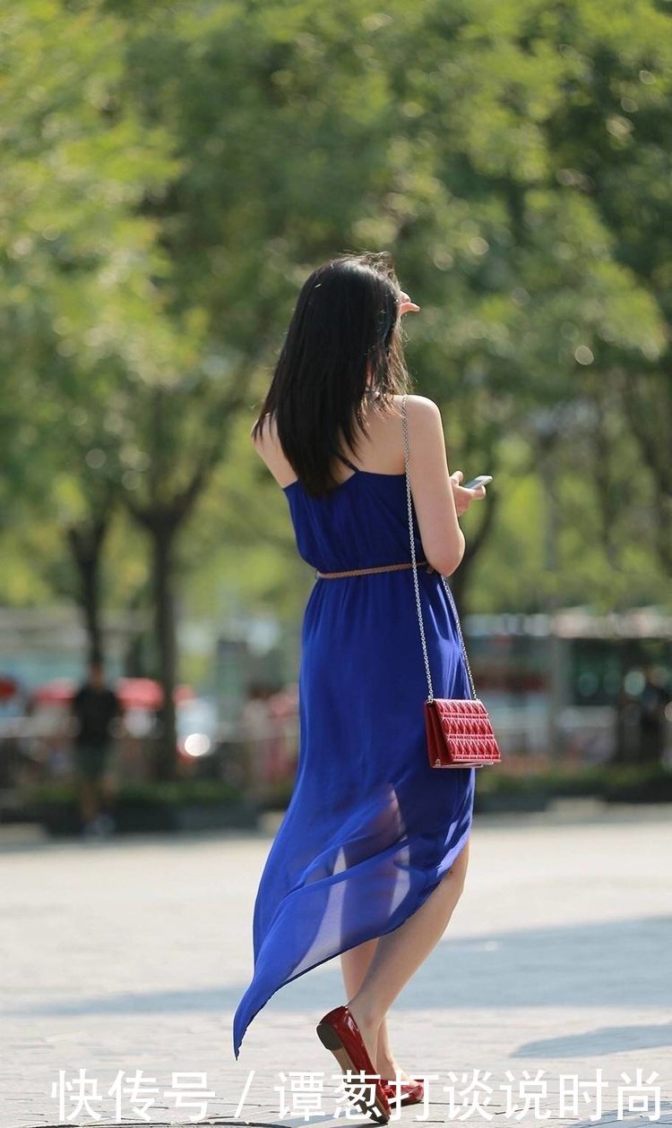 街拍： 搭配超短牛仔裤小姐姐的，身材匀称雪白大腿让她很自信!!