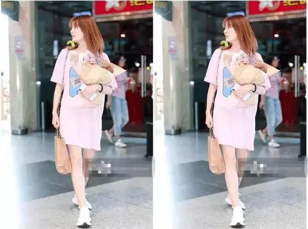 一直未出现的徐璐，近日一身粉嫩现身商场赚足眼球