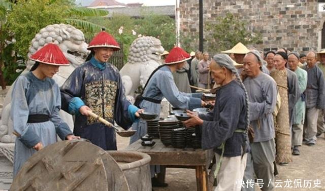 『现如今』和珅施粥时把石子扔到粥里, 现如今他的这种做法被认可