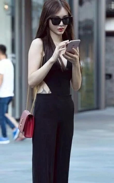 婴儿肥小姐姐露背装身材纤细曼妙，声称只想找健身肌肉男，为什么