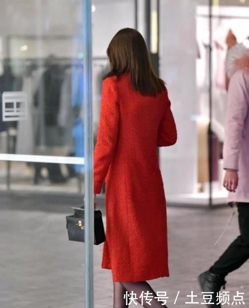  『美女』街拍：身材苗条的美女，一条白色的开叉连衣裙，时尚女神魅力风采