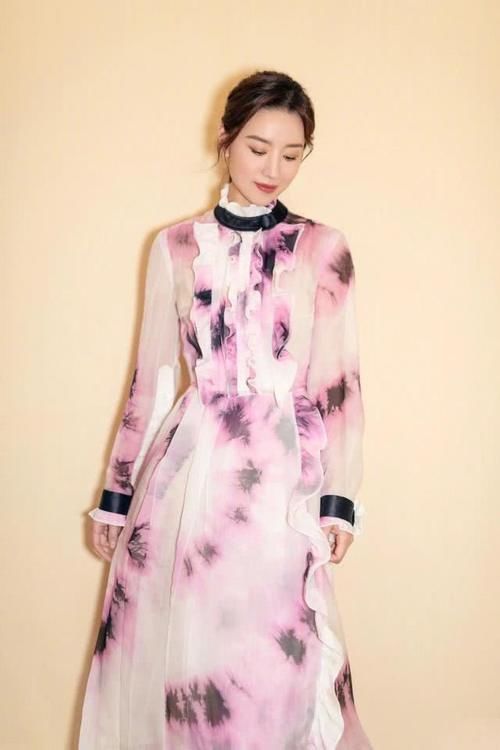 气质女神■蝴蝶骨美到令人窒息，董洁是魔鬼身材？一袭印花露背长裙性感优雅