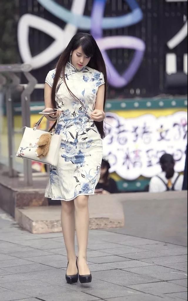 路人街拍,一件简单的旗袍穿出了不一样的美