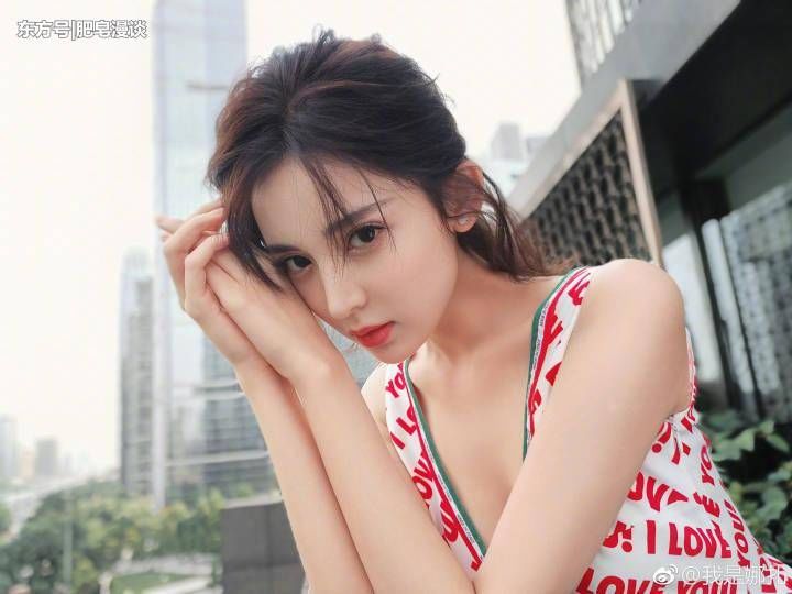 热巴无死角侧面，让古力娜扎略显逊色，有谁注意成熟的她更迷人?