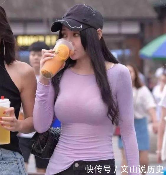 面带微笑:街拍面带微笑的美女,一条白色的连衣裙,时尚靓丽气息