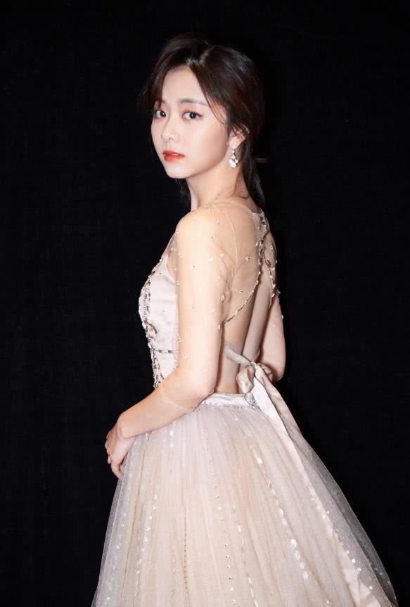 谭松韵的“熟女”造型太惊艳了，终于不再是5年级的小学生了!