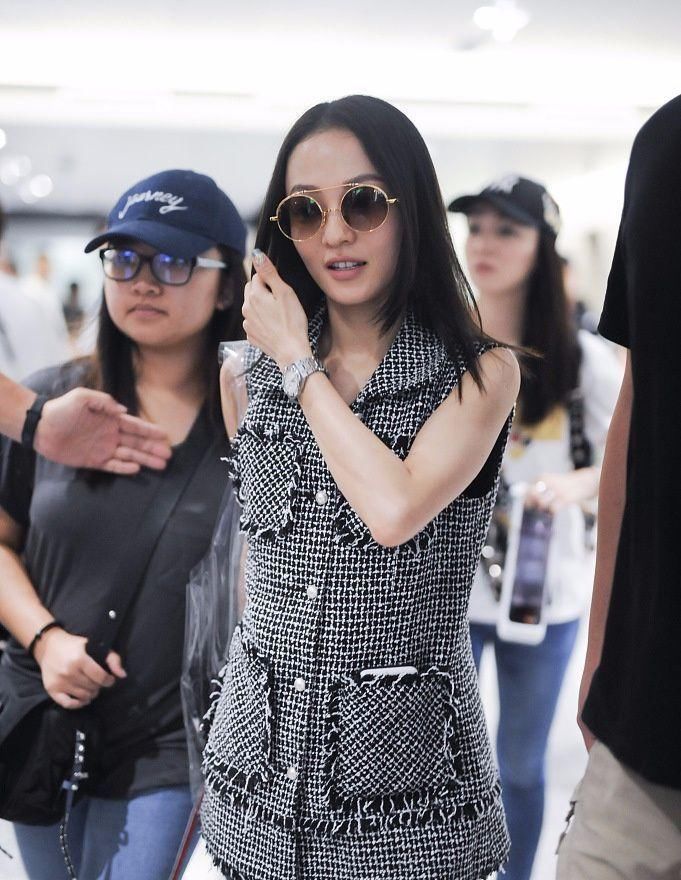 张韶涵这身材叫人羡慕，可这身打扮被网友嫌弃，贵也穿不出气质!