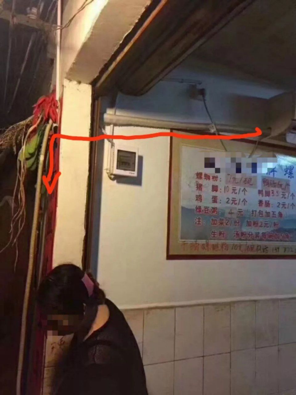 网曝雅儒路一螺蛳粉店用空调水泡粉!?店主回应“被误读”，记者赶
