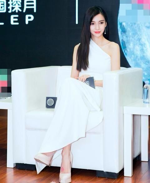 黄晓明快管管你媳妇吧!Angelababy白色裙子，开叉到大腿根?