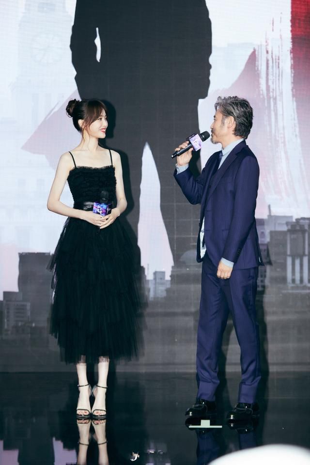 唐嫣太狠了！高跟鞋歪成这样还要硬撑，网友：罗晋看了得心疼死