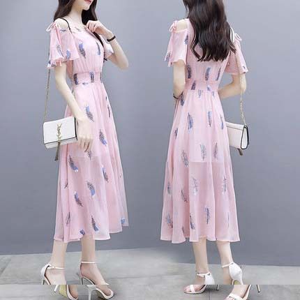 厉害了!45岁小姑逛街竟被人叫小姐姐,只因爱穿这“蜜桃红”裙