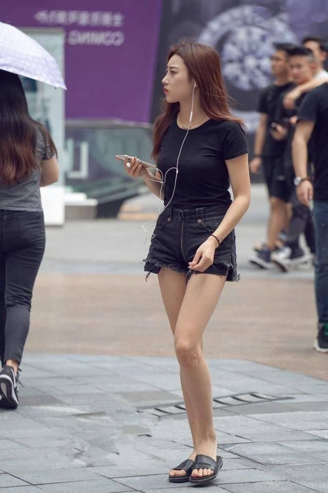 街拍：身材对于一个女人来说，真的很重要。