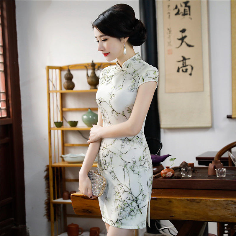 身材极好的媳妇穿旗袍，美得一颦一笑都是风情，惊艳的让人窒息