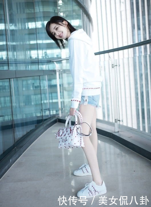 古力娜扎不过是穿对了一条短裤，这双腿马上拉长了两倍多，佩服！