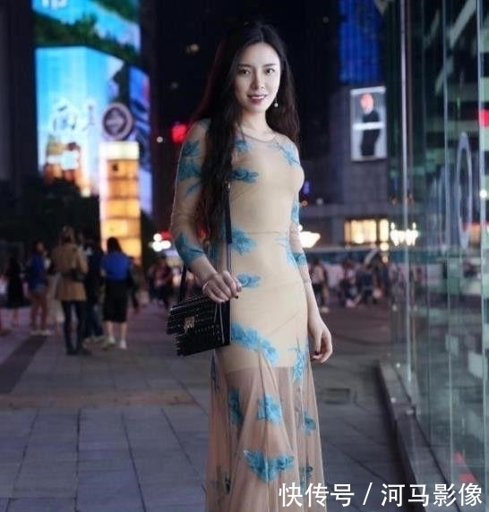 【 美女】穿出独特的气质感，气质的街拍：年轻自信的美女