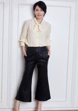 47岁杨钰莹和47岁俞飞鸿，同穿浅色，网友：真假不老女神一看便知