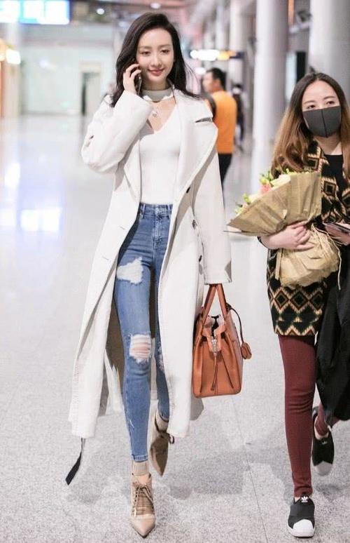 王鸥这次穿衣真接地气，一件长款衬衫裙，穿出了邻家姐姐的味道！
