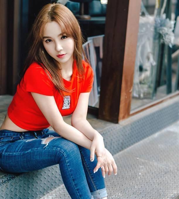 街拍：小姐姐一条修身牛仔裤，显得非常性感迷人！