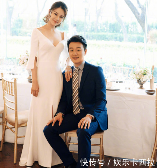 佟大为妻子关悦身穿紫色吊带碎花裙，傲人的身姿果然让人眼前一亮