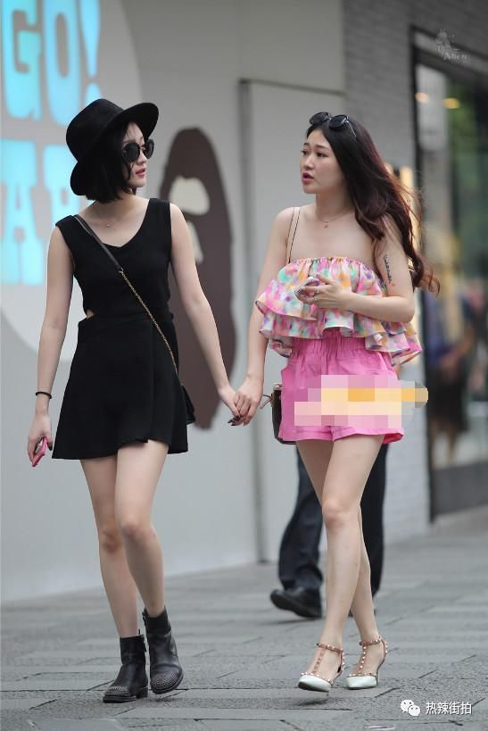 街拍:粉粉花色裙抹胸美女,闺蜜两个都是人间极品