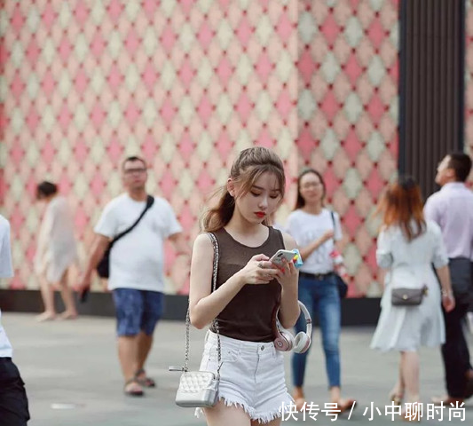 美女街拍, 紧身打底裤让每个女性都能大秀美腿!