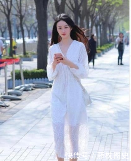 「 凹凸」一身素色的穿搭魅力十足,街拍:身材凹凸有致的美女