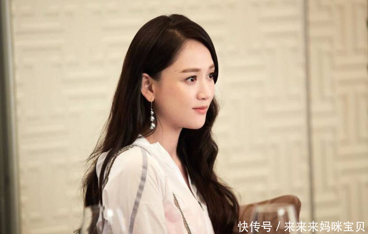 继关晓彤之后，又一明星公布恋情，微博都瘫痪了，网友：收视女王