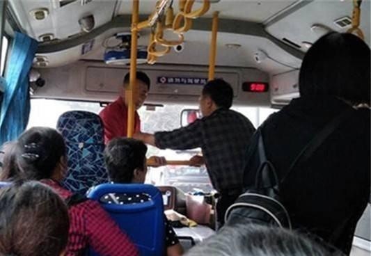 大妈拿残疾证坐公交，司机要检查遭乘客指责，司机一句话乘客愣了