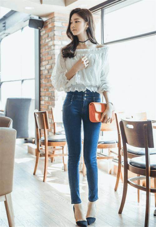 穿紧身牛仔裤上街的女神，简练的线条感，上身效果显瘦又有型！