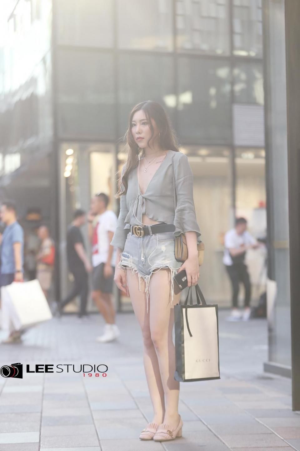 美女小衫加短裤嗨翻三里屯