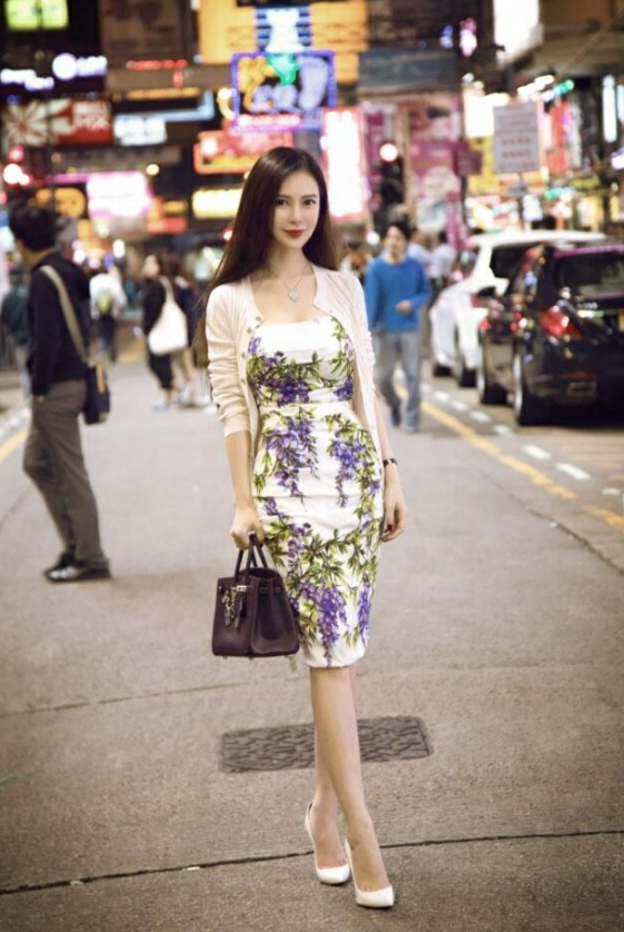 身材真好！身穿修身包臀裙秀出完美婀娜身姿，撩水动作撩到我的心