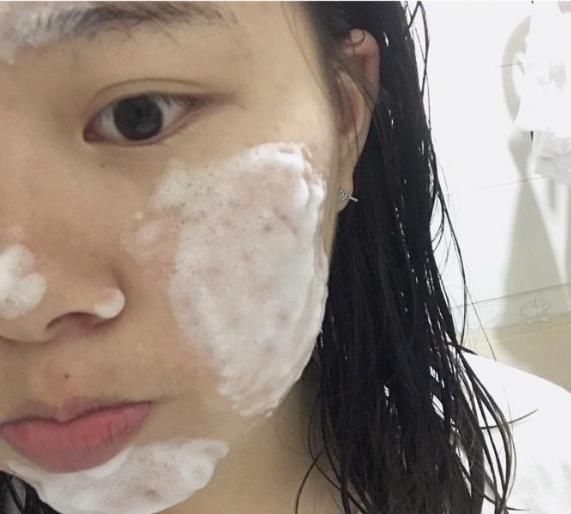 『油性肌肤』洗面奶早晚都要用吗?别把你的脸洗坏了,很多女生都做错了